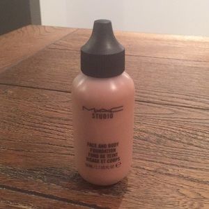 MAC Cosmetics Face and Body Foundation N9